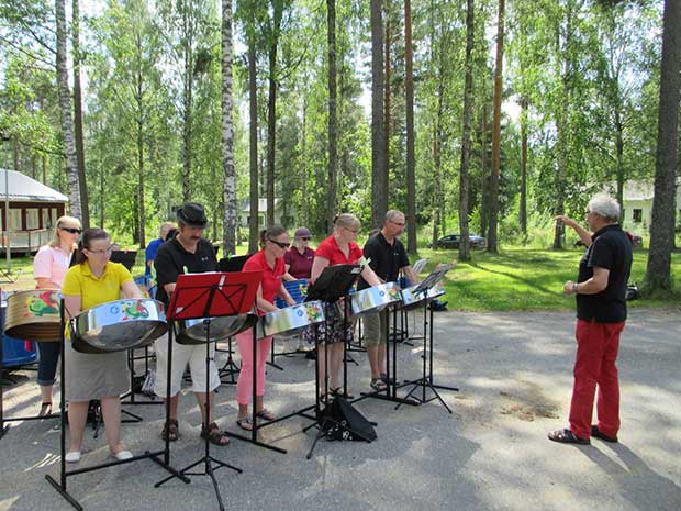Steel-pan-orkesteri Rosteri musisoi