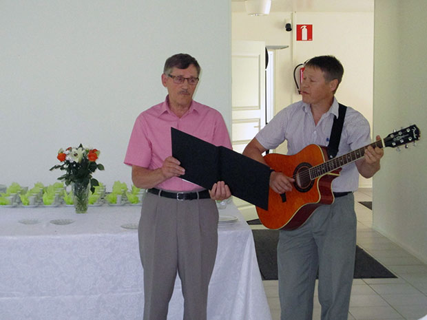 Seppo ja Sami esittiv&auml;t lauluja