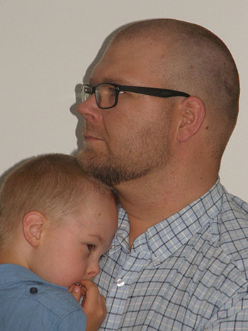 Nuorinta kokousvierasta alkaa v&auml;sytt&auml;&auml;